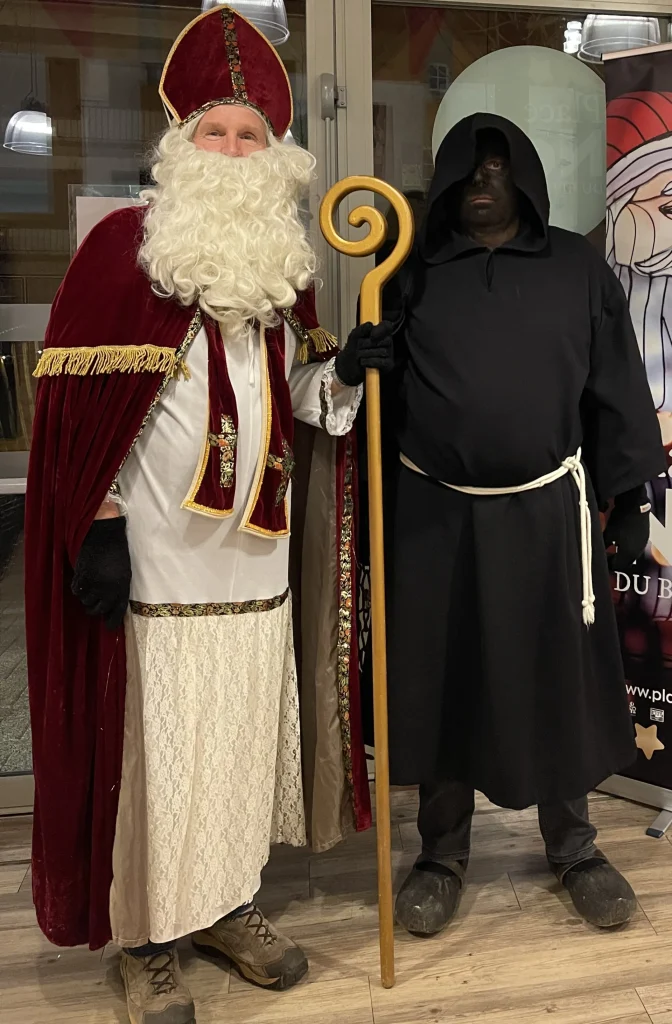 Le Saint Nicolas et le Père Fouettard se tiennent côte à côte